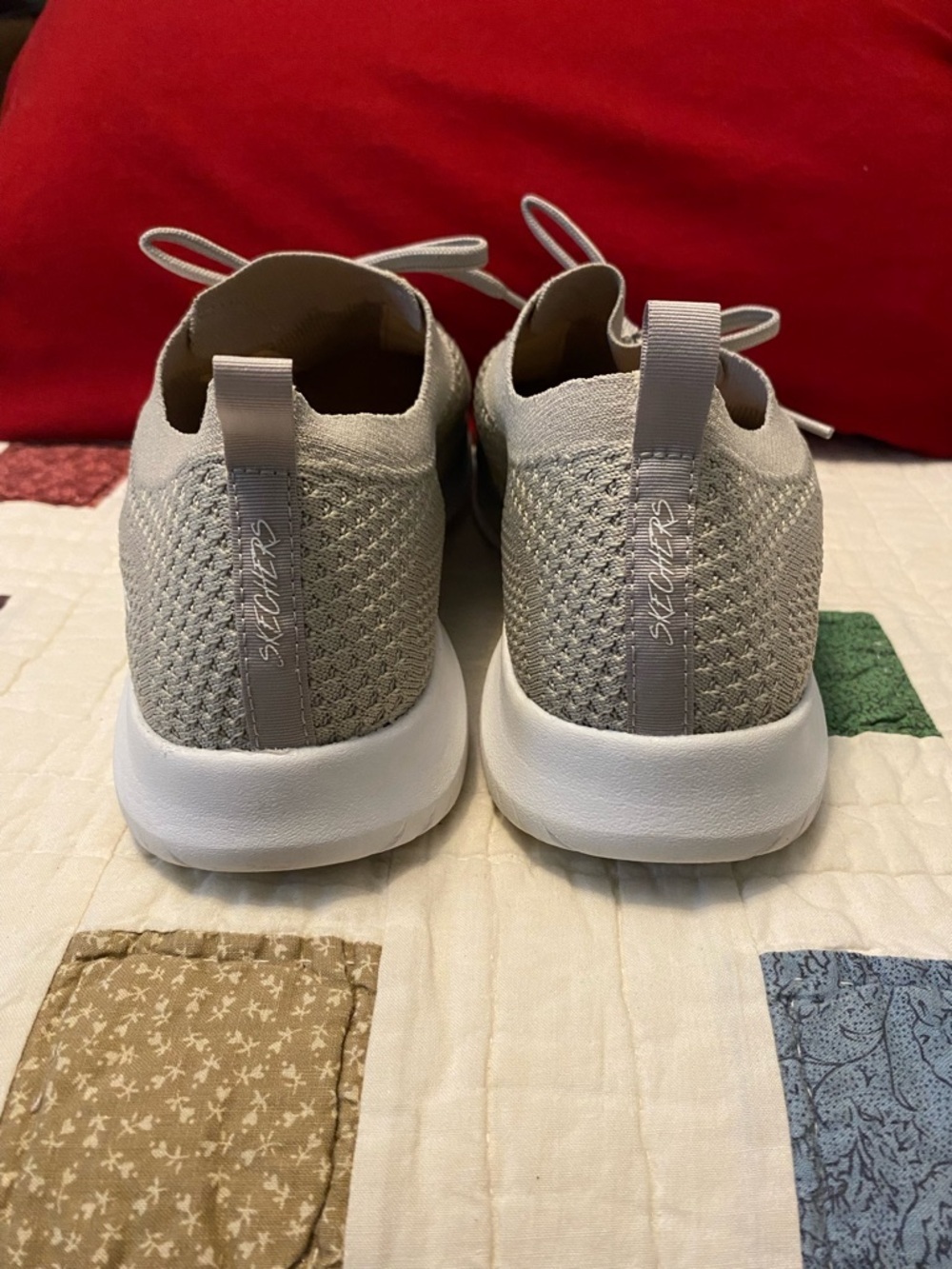 Women’s Skechers Light Gray Knit Sneakers In Excellent Condition Size 10 - Picture 4 of 6